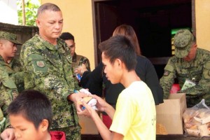 Army general celebrates birthday with Maguindanao orphans